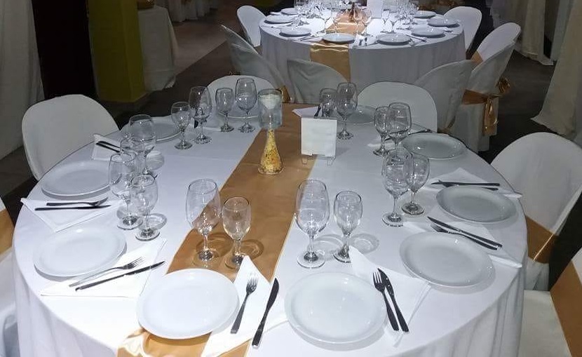 precio de caminos de mesa en tela raso para decoracion de eventos - precios venta de manteles